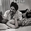steve mc curry bambino sikh con dottore ospedale delhi india 2008