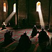 steve mc curry uomini che pregano in una moschea islamica sufi srinagar kashmir 1998