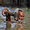 steve mc curry vecchio sarto nella piena del monsone porbandar gujarat india 1983