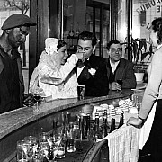 robert doisneau cafe noir et blanc joinville le pont 1948