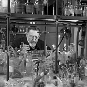 robert doisneau laboratoire de chimie minerale 1943