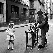 robert doisneau le menuisier de la rue saint louis en l isle paris 1947