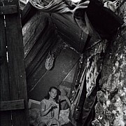 robert doisneau madame titine campe sur le quai de l arsenal paris 1950