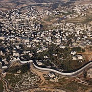 yann arthus bertrand muro costruito da israele nella west bank