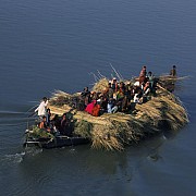 yann arthus bertrand piroga fiume jamuna brahmaputra gaibandha bangladesh