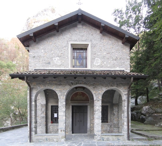 Montaggio della facciata completa della chiesetta