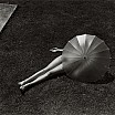 martin munkacsi nudo con ombrello parasole 1935